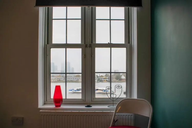 Stylishly Decorated 3 Bedroom Flat With River Views