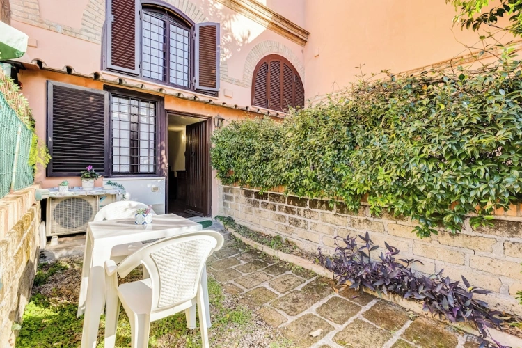 Standard Double Duplex room with courtyard view