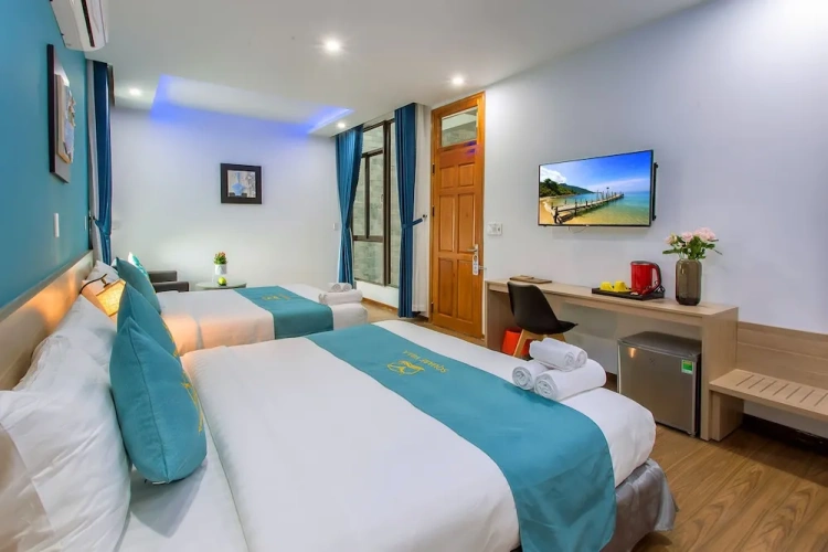 Deluxe Triple room with city view