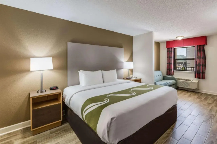 Econo Lodge Inn & Suites