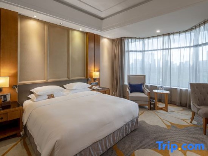 Deluxe Double Suite with golf view