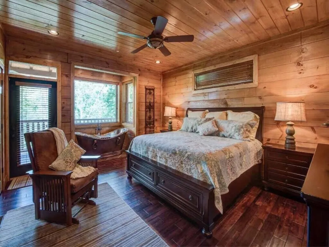 Bear Elegance - Three Bedroom Cabin