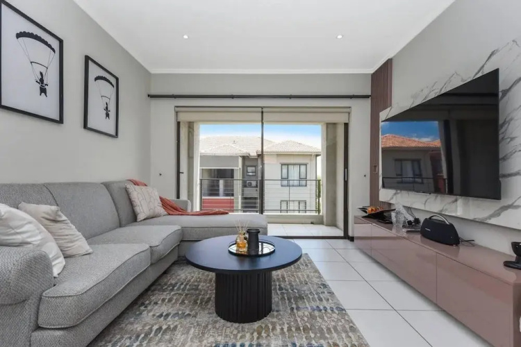 2 Bed Flat - Sleeps 4 - Pool - Garden - Parking