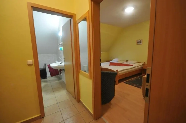 Standard Triple room