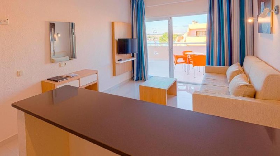 Apartment with balcony and with sea view
