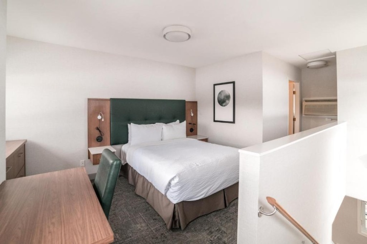 Suite with mountain view