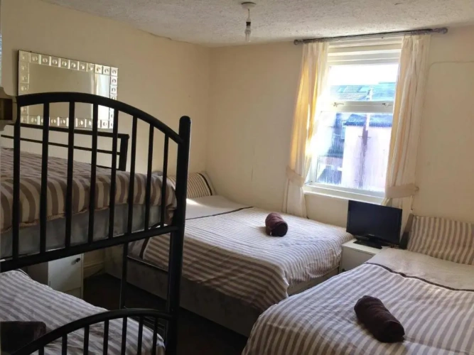 Standard Sextuple Family room