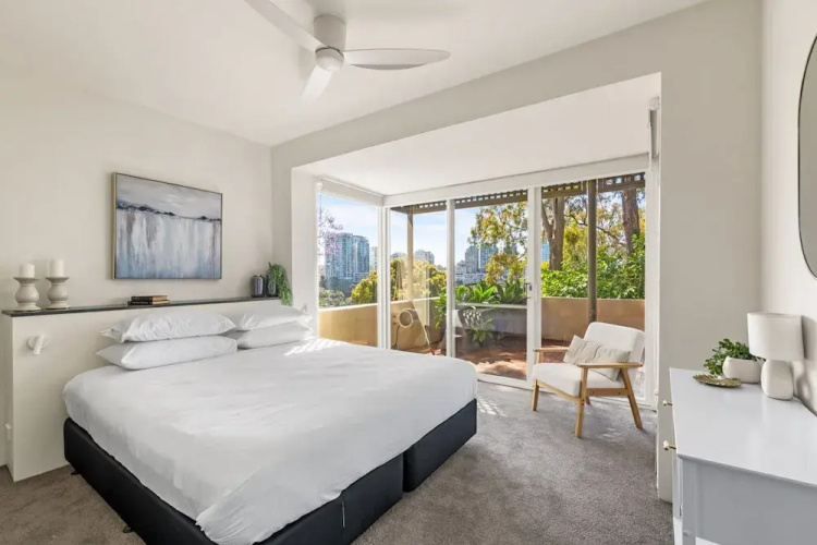 2-bed Harbourside Home With Views in Fab Location