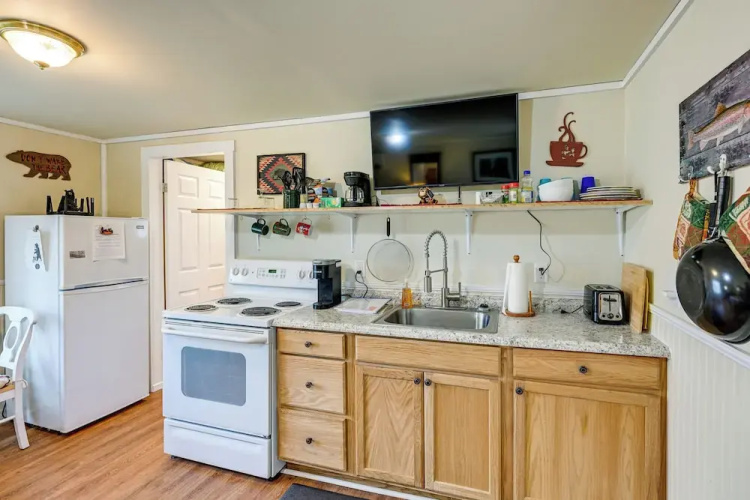 Shared Hot Tub & Fire Pit: Tranquil Whittier Gem!