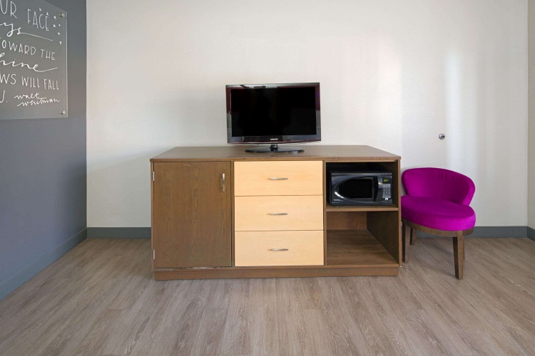 La Quinta Inn & Suites by Wyndham Orange County Airport photo 6