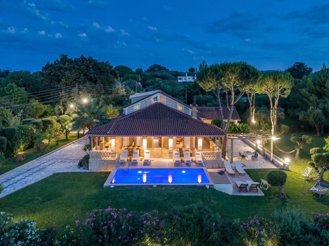 4 Bedrooms Villa