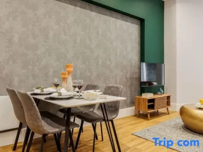 Spacious Seaside 2-Bed Apt w/ Free Gym & Parking