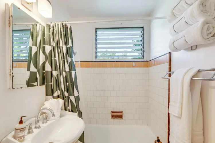 3 Mi to Universal Studios: Chic Home w/ Yard!