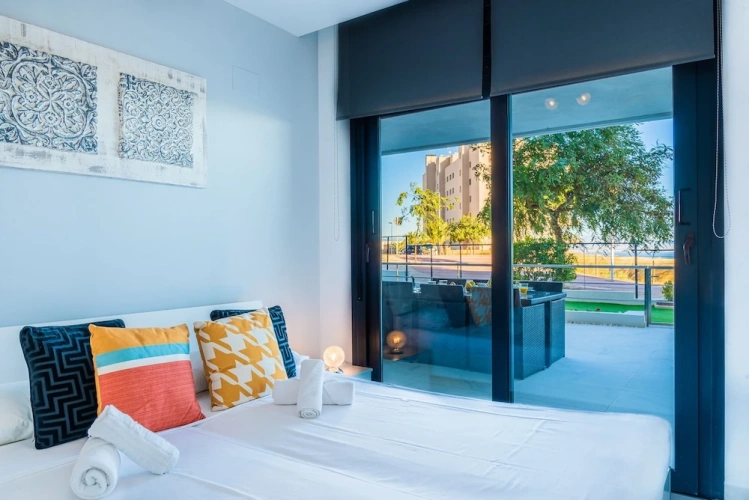 2 Bedrooms Apartment with partial sea view