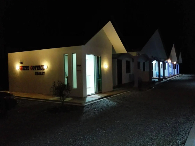 White Cottage Chalet