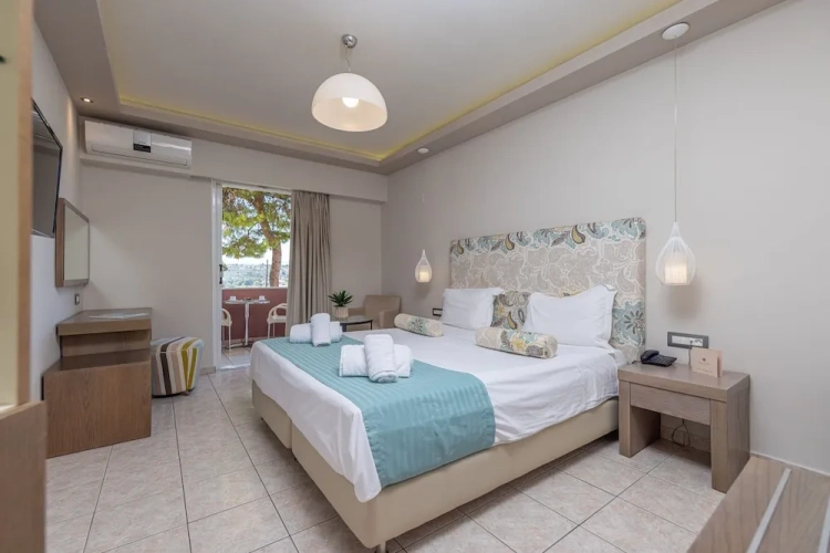 1 Bedroom Standard Double room with balcony and with partial sea view