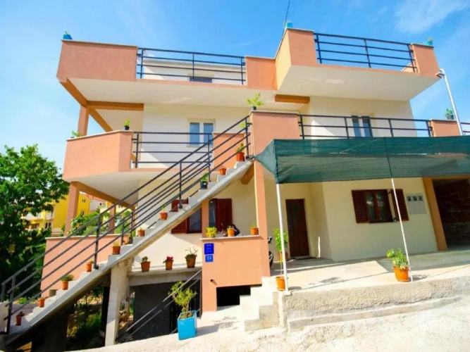 2 Bedrooms Apartment