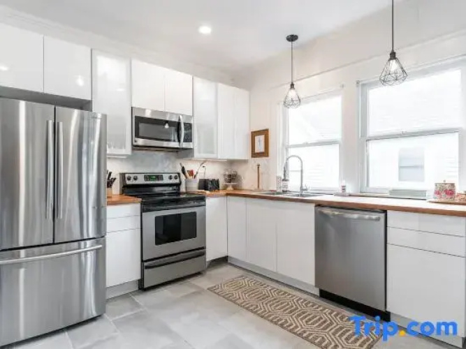 Spacious Duplex for 14 in Downtown