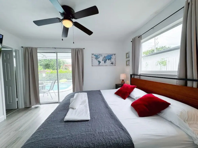 Tropical Villa King Bed Pool Top Location
