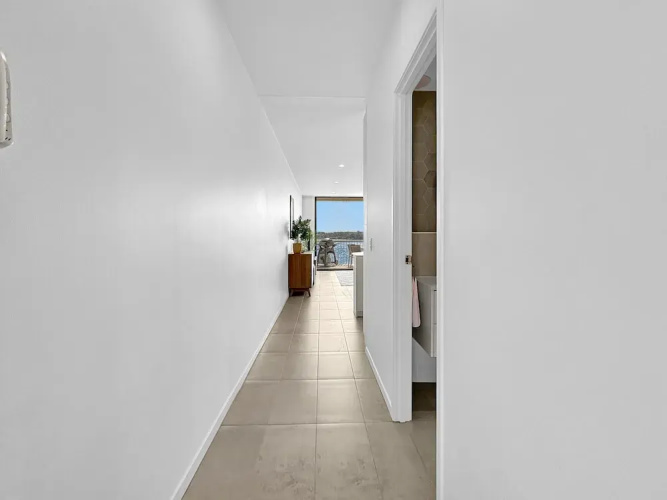Modern 1-bedroom Apt With Sweeping Water Views
