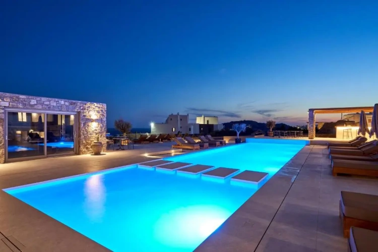 Suite with pool view