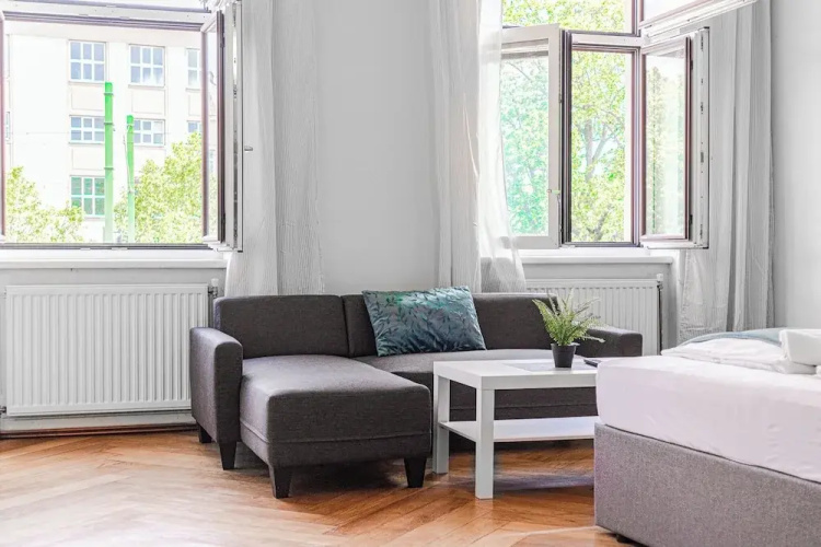 2BR Apartment Steps From AKH Center