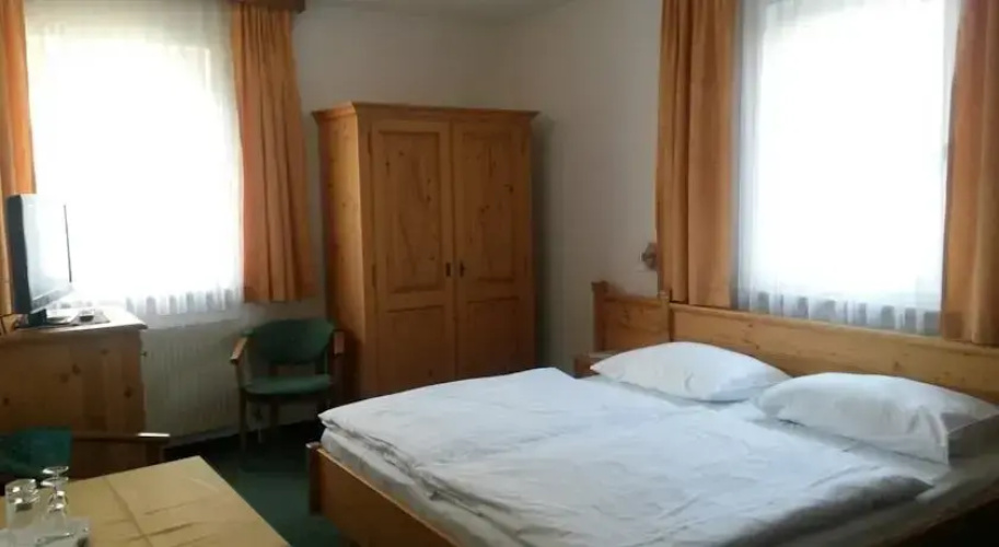Pension Parzer Pressbaum Bei Wien
