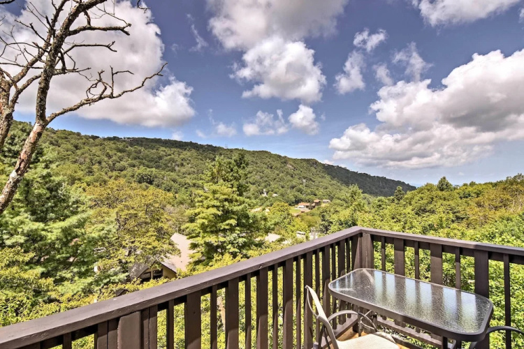 Beech Mountain Condo w/ Balcony, Walk to Resort!