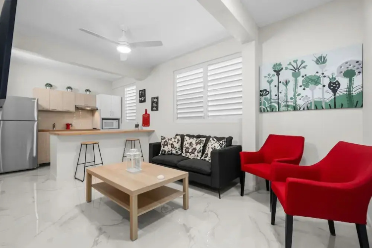 Modern 2 BR Apt Great Location Smart TV AC