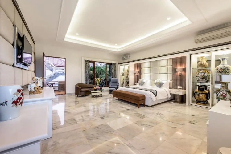 6 Bedrooms Villa