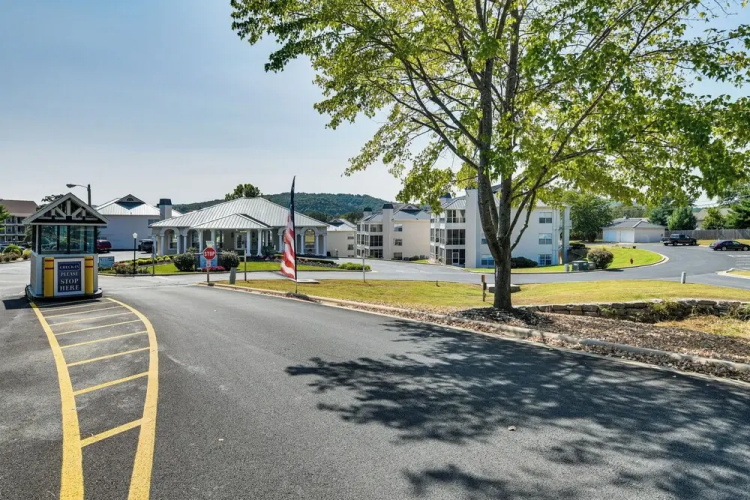 Condo w/ Pool ~ 2 Mi to Table Rock Lake!