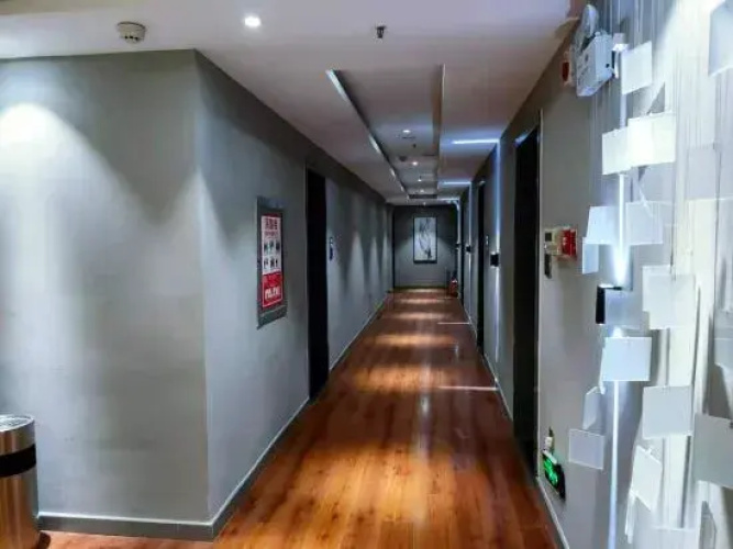 Sili Carl Visual Hotel(斯丽卡尔精品酒店(一峰城市广场步行街店))
