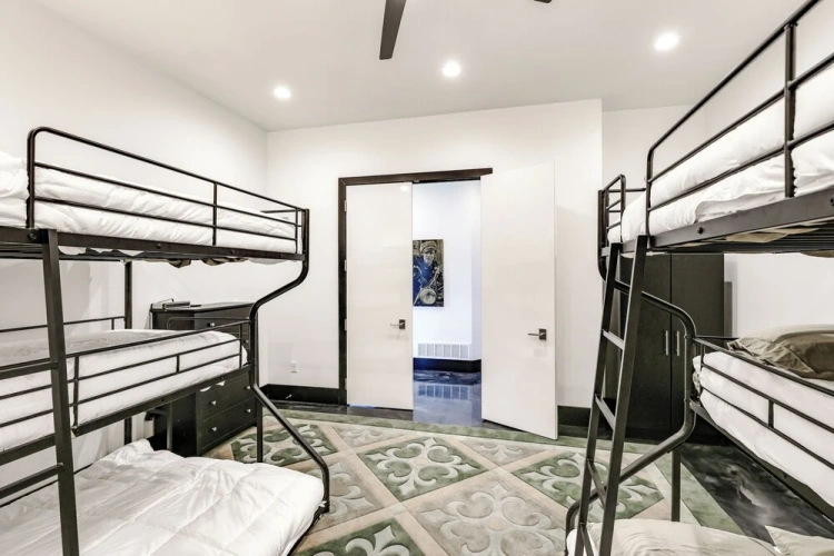 5 Bedrooms Cottage