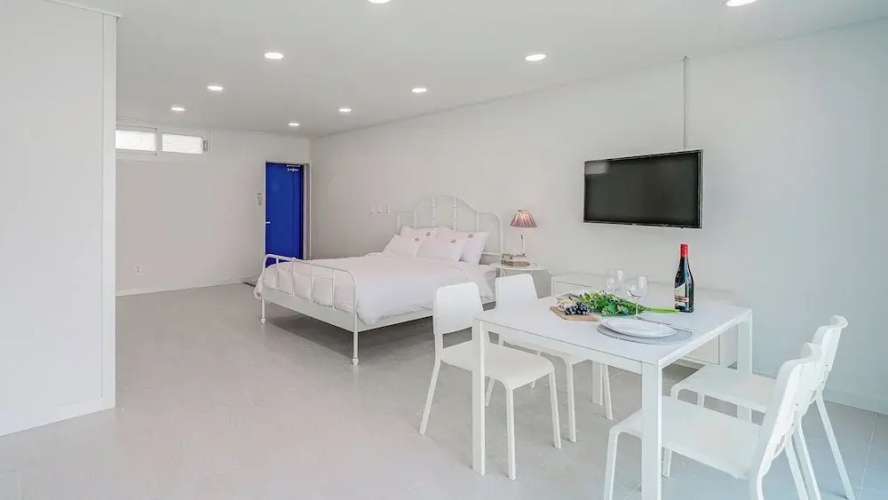 Uni’s Ocean Pool Villa