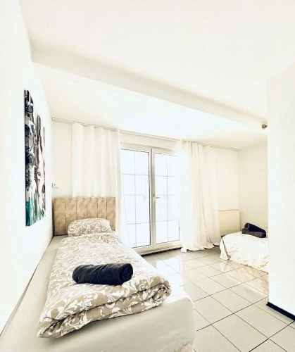7 private Rooms in a spacious Villa
