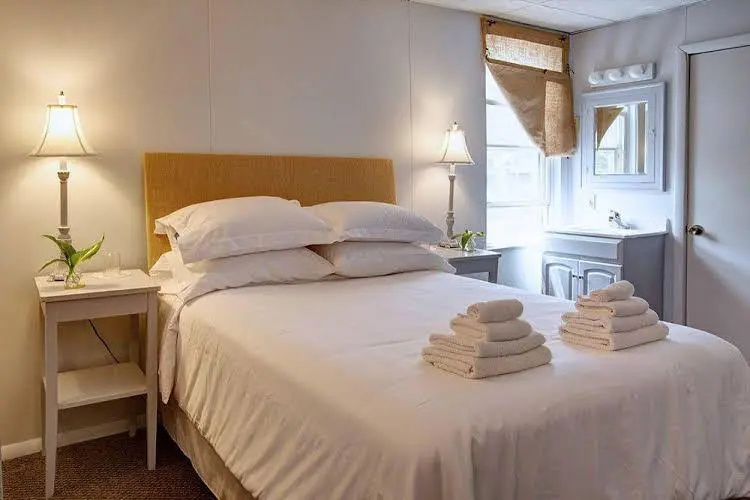 Pine Hill Arms Hotel