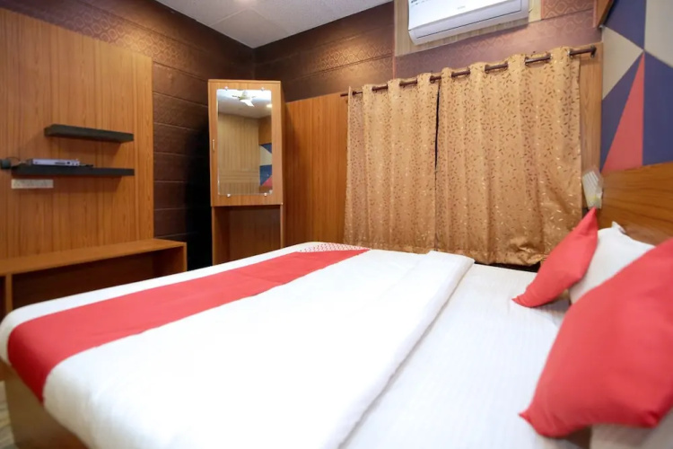 Hotel E Square By OYO Rooms