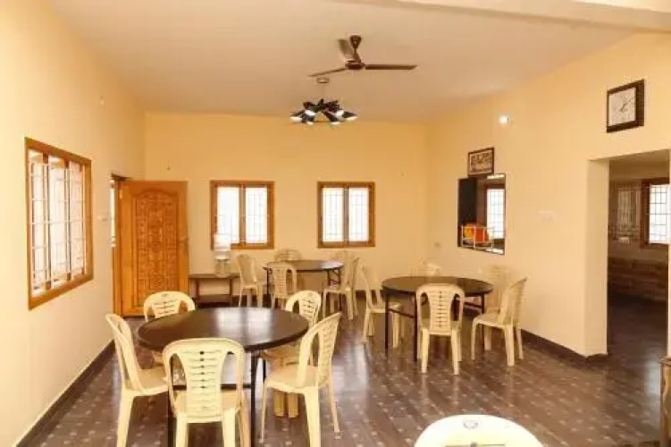Dee Dee Ladies Hostel