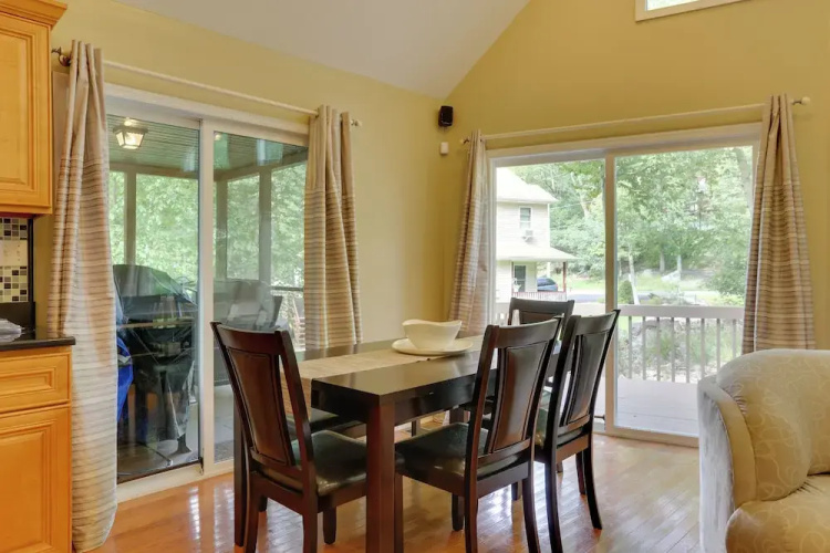 Pools, Hot Tub & More: Bushkill Mountain Getaway!