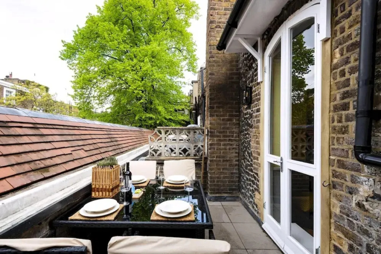 Bright 1BR + Balcony by Hyde Park
