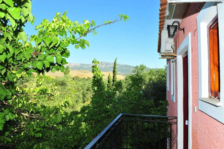 Liokambi Village