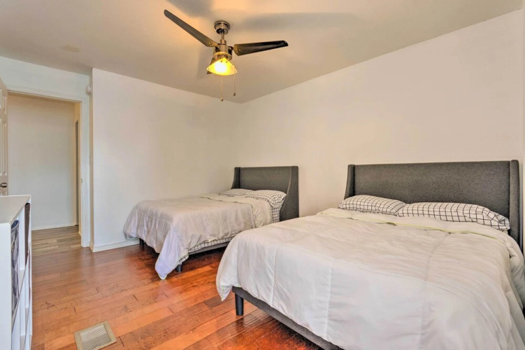 Updated Townhome w/ Deck ~ 12 Mi to Beaches!