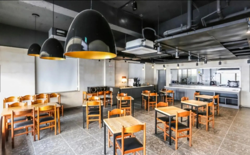 Renaissance Hotel - Hostel