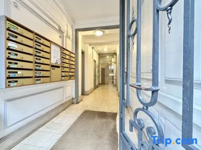 Splendid Eiffel Tower apartment with lift access