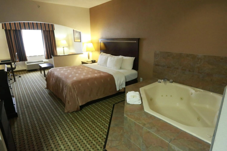 Quality Suites Burleson - Ft. Worth