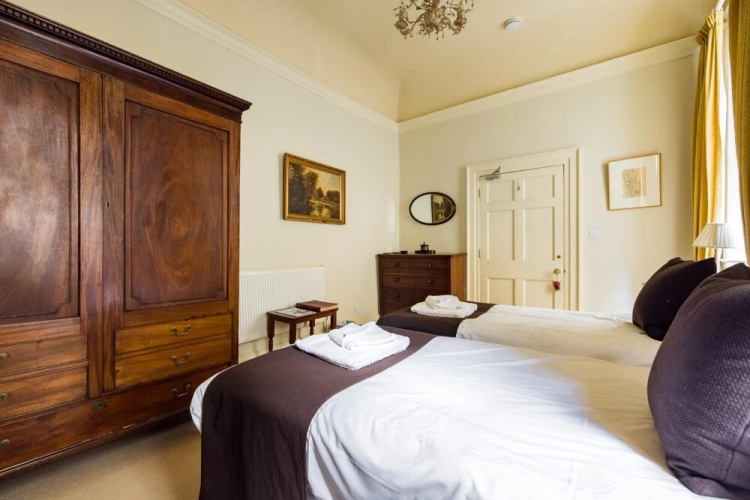The Admirals Mansion - Central Bath