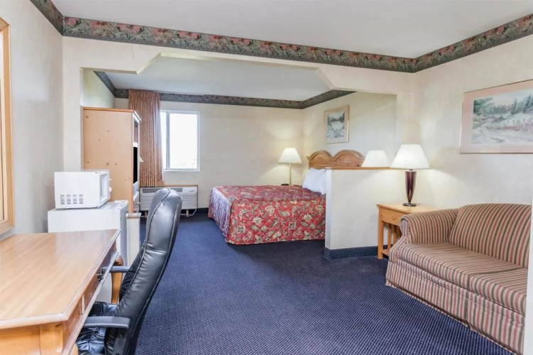 Days Inn & Suites Dundee