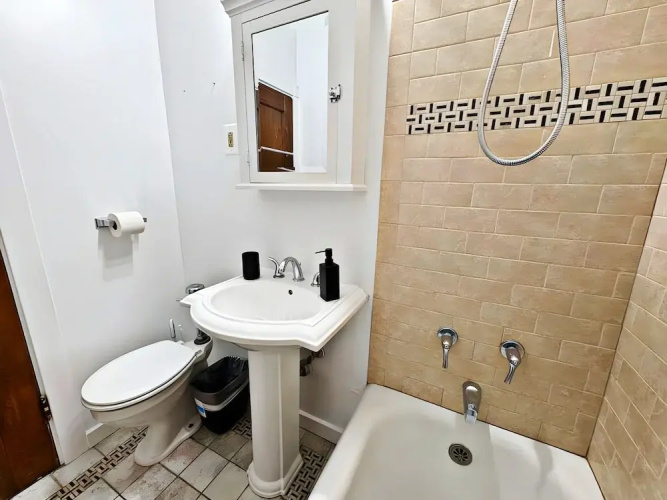 Perfectly Located 1BR - Hinman D2