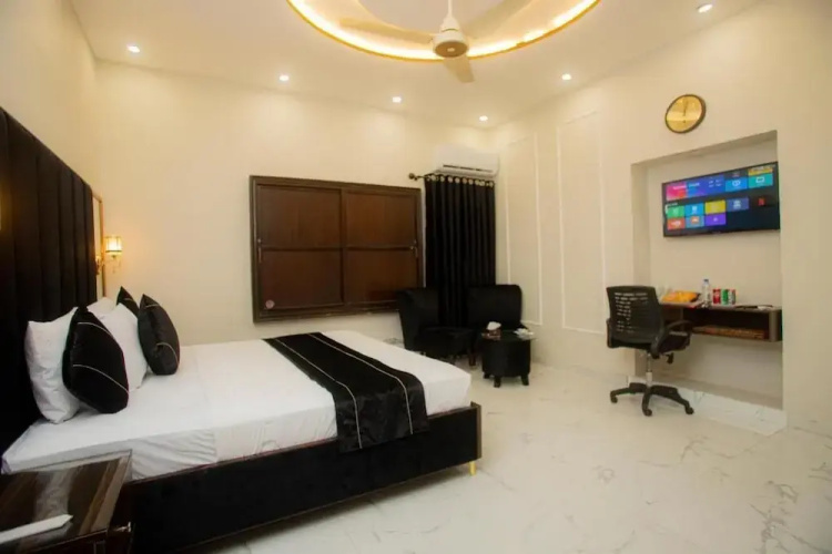 Hotel White Seasson managed by Zaheer Masih