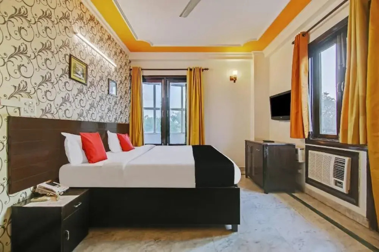 Tipsyy Inn Suites 006